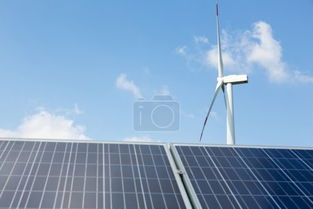 風(fēng)力發(fā)電機與太陽能電池板 藍(lán)天下奏響太陽能的綠色樂章
